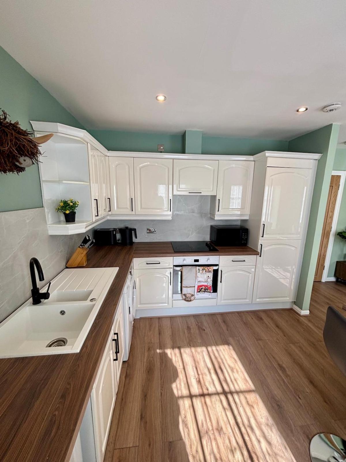 The Wheel House - Private Front Door And Free Parking Apartment *