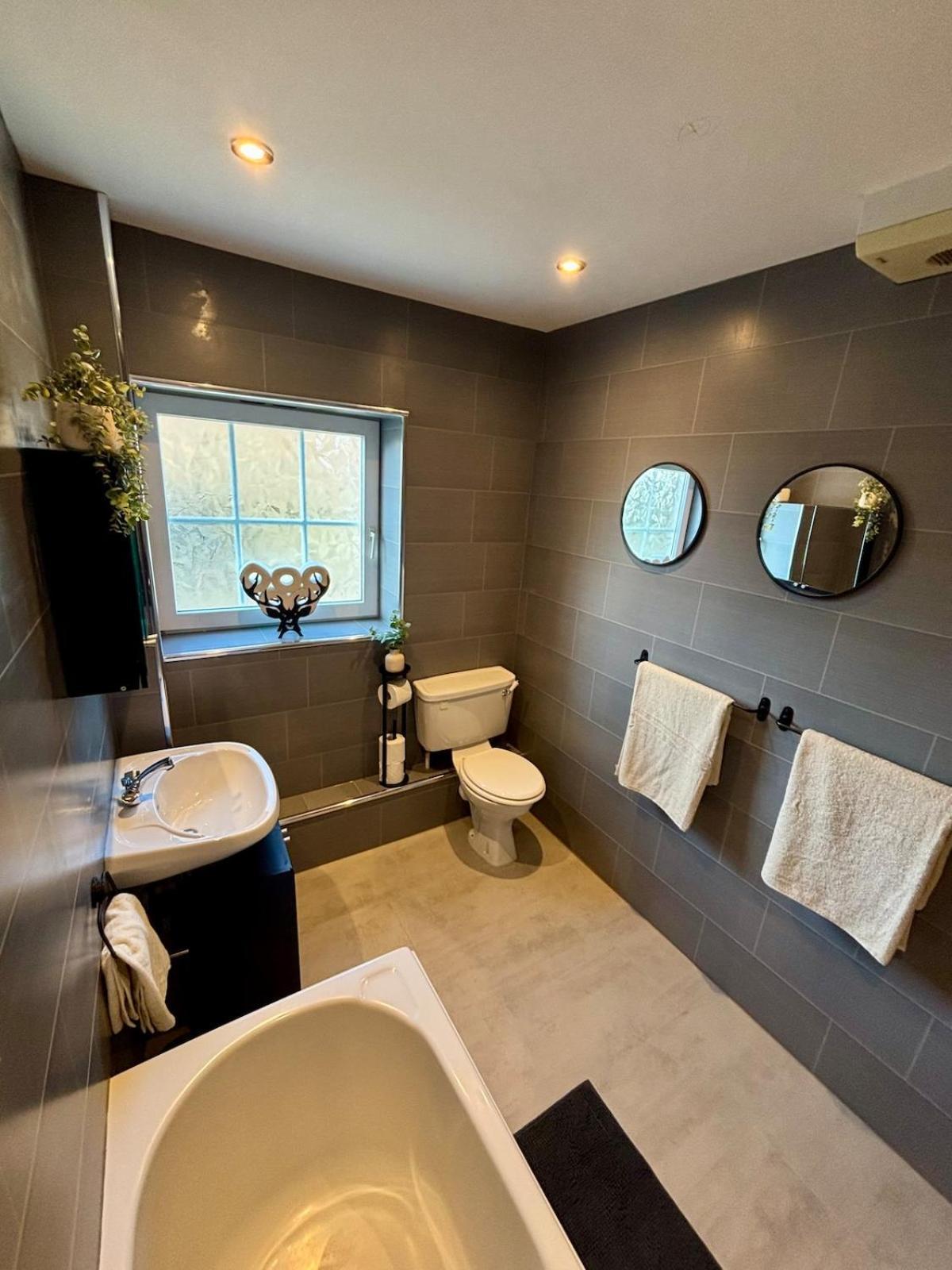 The Wheel House - Private Front Door And Free Parking Apartment