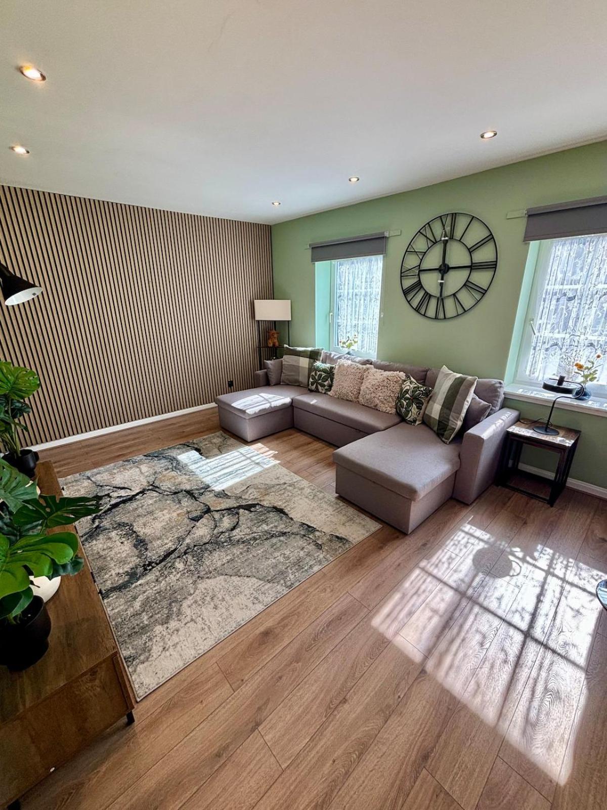 The Wheel House - Private Front Door And Free Parking Apartment