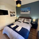 The Wheel House - Private Front Door And Free Parking