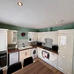 The Wheel House - Private Front Door And Free Parking