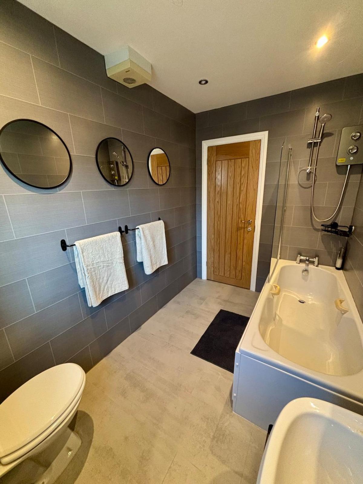 The Wheel House - Private Front Door And Free Parking