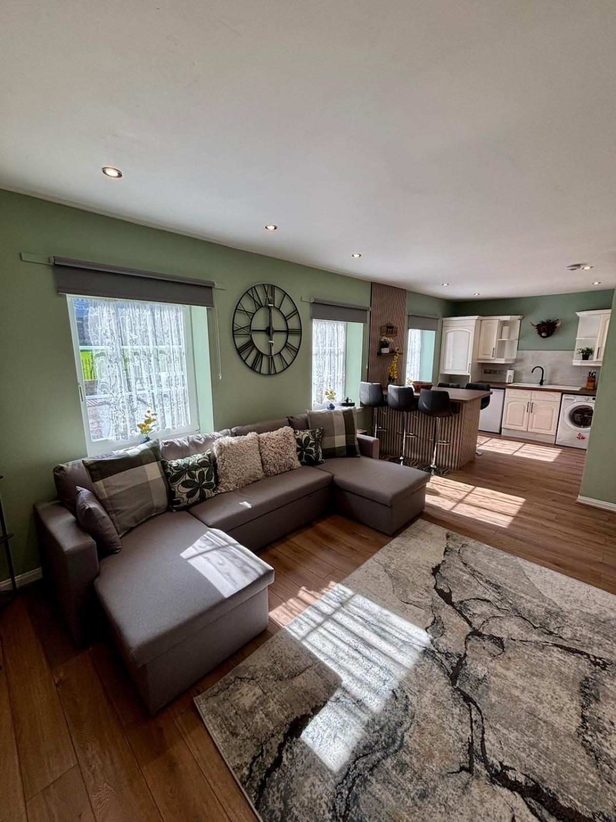 The Wheel House - Private Front Door And Free Parking Apartment